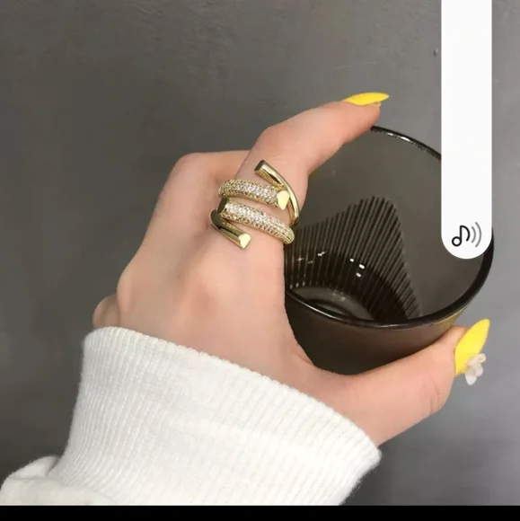 Chunky gold diamond ring - Picture 3 of 4